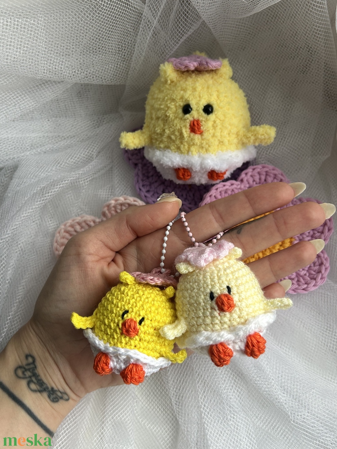 Horgolt Csibe Tojáshéjban - Cuki Amigurumi Kulcstartó és Táskadísz, Húsvéti Ajándék - ünnepi díszek, dekorációk - húsvéti díszek és dekorációk - húsvéti asztaldíszek - Meska.hu