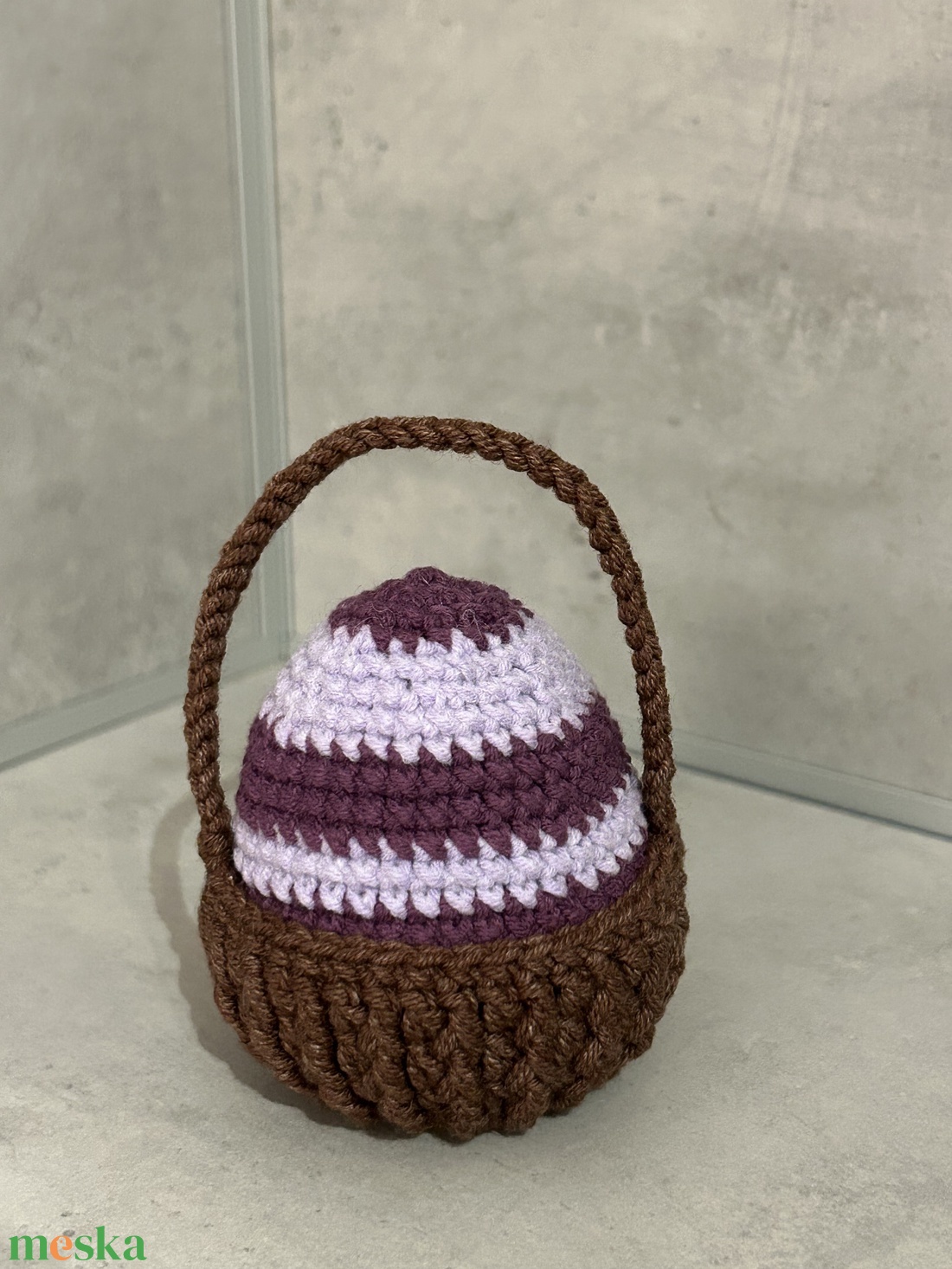Horgolt Húsvéti Tojás Kis Kosárban - Kézműves Ünnepi Dekoráció, Lila-Mályva Csíkos - ünnepi díszek, dekorációk - húsvéti díszek és dekorációk - húsvéti asztaldíszek - Meska.hu