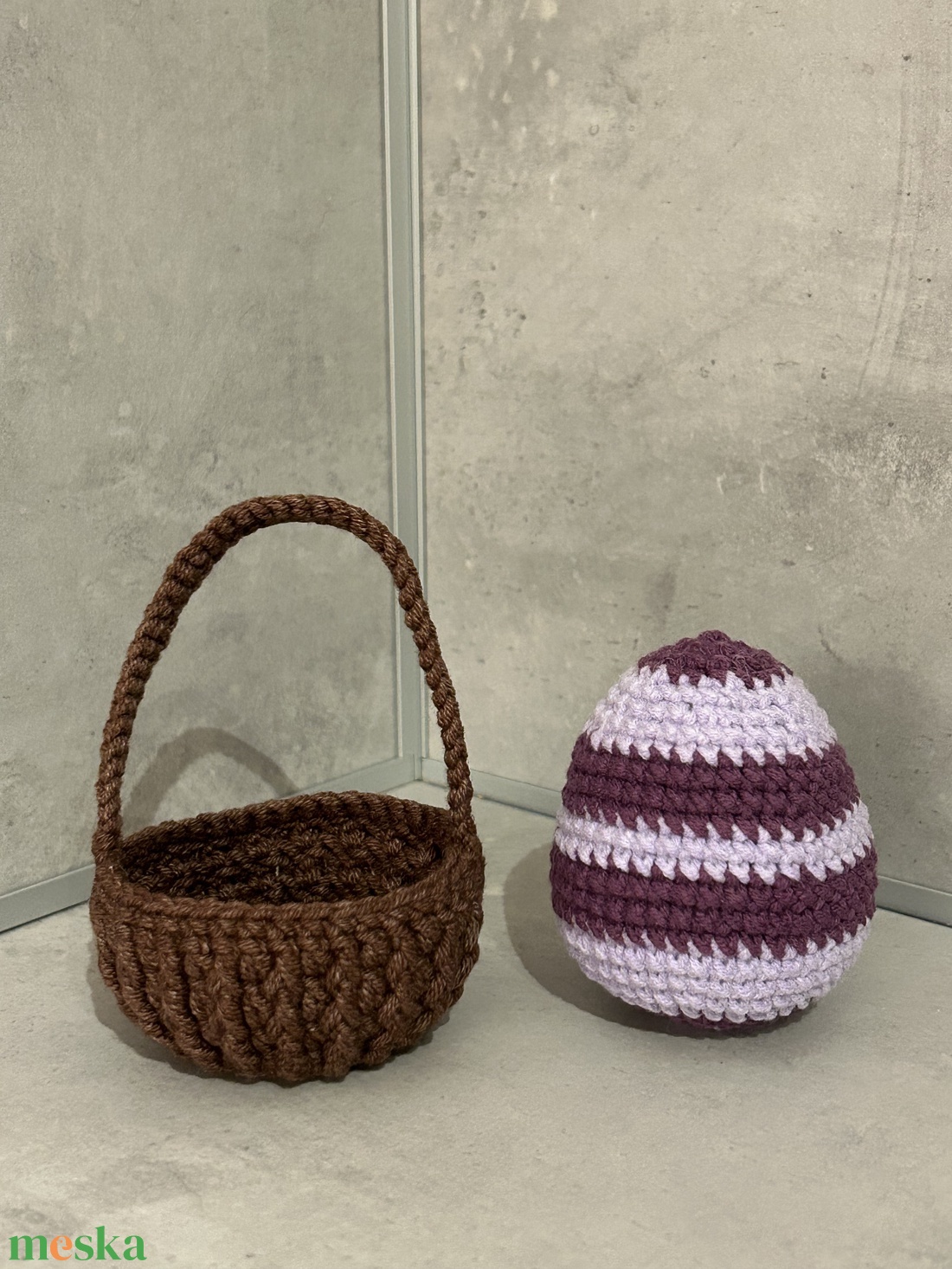 Horgolt Húsvéti Tojás Kis Kosárban - Kézműves Ünnepi Dekoráció, Lila-Mályva Csíkos - ünnepi díszek, dekorációk - húsvéti díszek és dekorációk - húsvéti asztaldíszek - Meska.hu