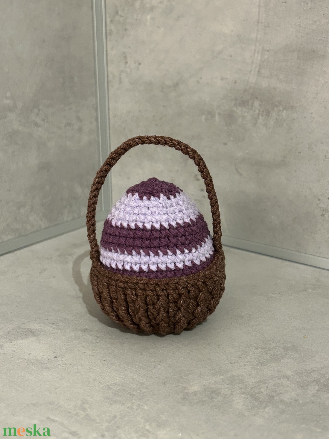 Horgolt Húsvéti Tojás Kis Kosárban - Kézműves Ünnepi Dekoráció, Lila-Mályva Csíkos - ünnepi díszek, dekorációk - húsvéti díszek és dekorációk - húsvéti asztaldíszek - Meska.hu