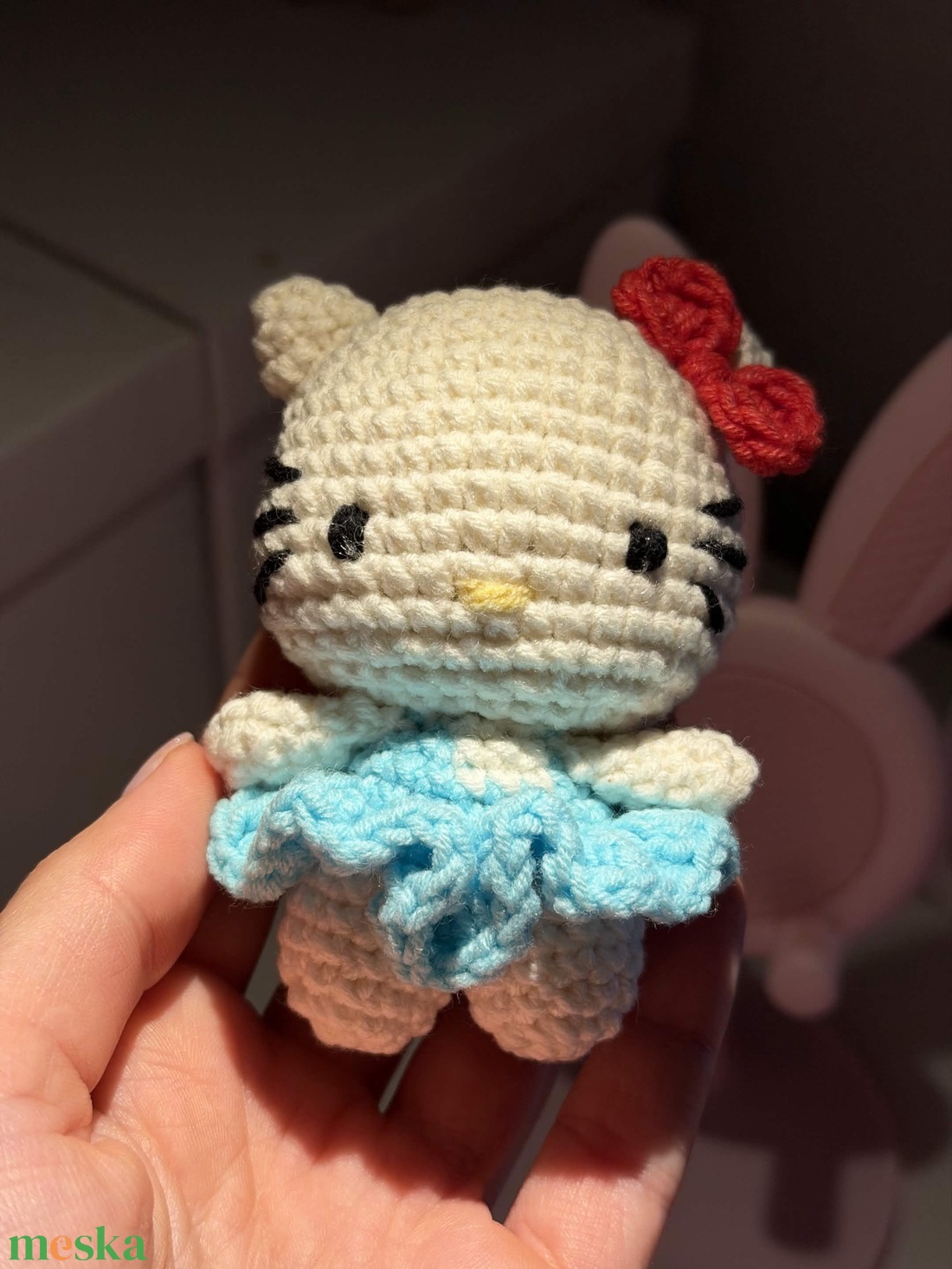 Kézzel horgolt Hello Kitty minifigura szoknyában � egyedi amigurumi cica - játék & sport - plüssállat & játékfigura - cica - Meska.hu
