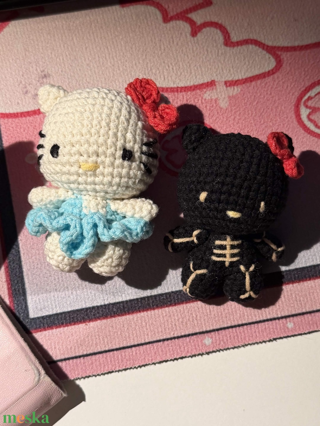 Kézzel horgolt Hello Kitty minifigura szoknyában � egyedi amigurumi cica - játék & sport - plüssállat & játékfigura - cica - Meska.hu