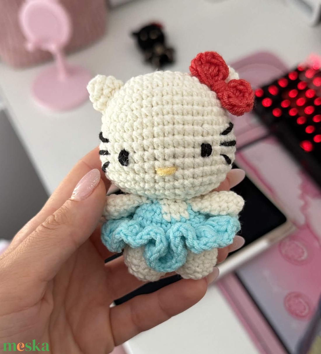Kézzel horgolt Hello Kitty minifigura szoknyában � egyedi amigurumi cica - játék & sport - plüssállat & játékfigura - cica - Meska.hu