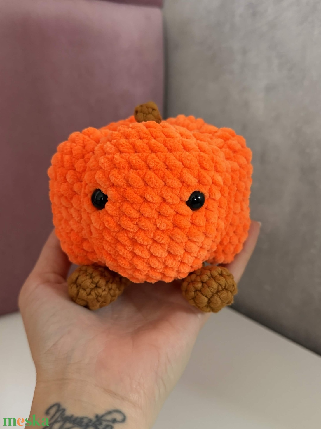 Horgolt Lábacskás Halloween tök - Jellycat Stílusú Cuki Tök Figura, Őszi és Halloween Dekoráció (Pumpkin Spice) - otthon & életmód - dekoráció - halloween - halloweeni figurák - Meska.hu
