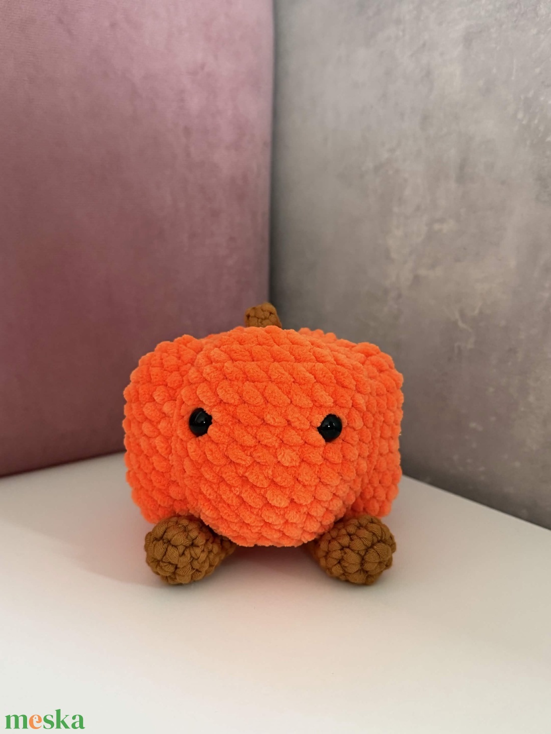 Horgolt Lábacskás Halloween tök - Jellycat Stílusú Cuki Tök Figura, Őszi és Halloween Dekoráció (Pumpkin Spice) - otthon & életmód - dekoráció - halloween - halloweeni figurák - Meska.hu