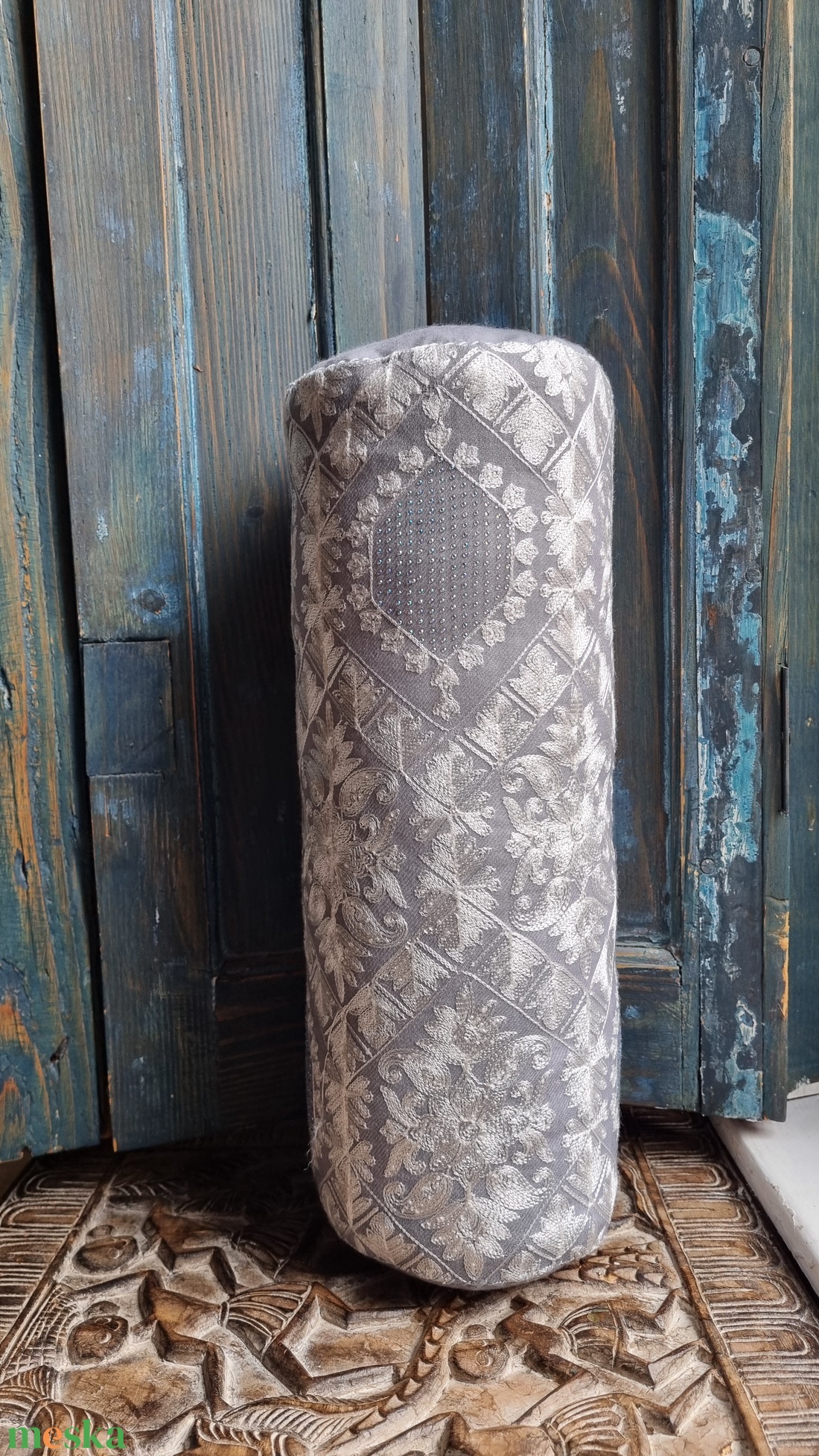 Ezüst hsjnal-Hímzett hengerpárna ezüst/fehér/Swarowski gyöngyökkel - játék & sport - sport és kikapcsolódás - jóga, pilates, torna - jógapárna - Meska.hu