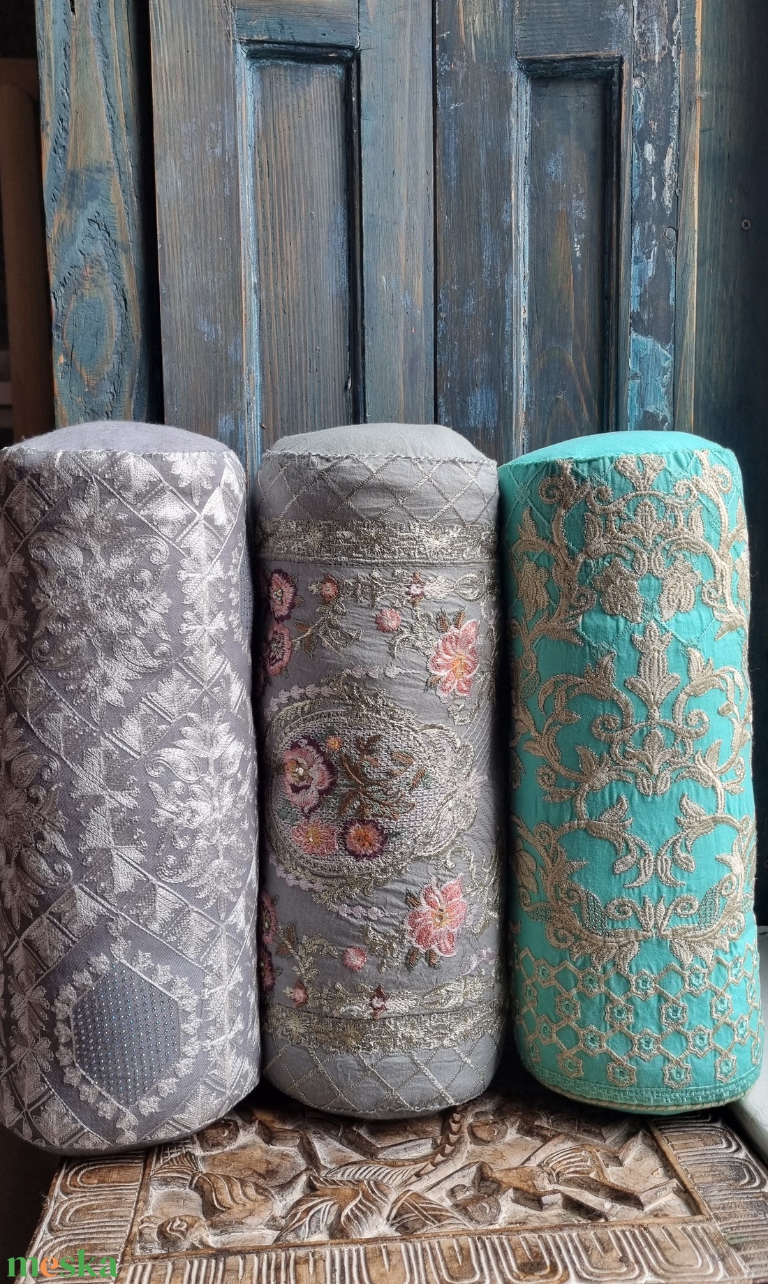 Ünnepi kórus-Hímzett hengerpárna ezüst/türkiz/rózsaszín - játék & sport - sport és kikapcsolódás - jóga, pilates, torna - jógapárna - Meska.hu