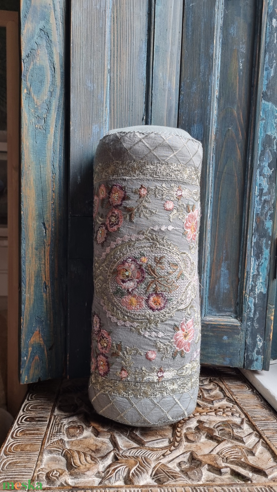 Estély a kastélyban-Hímzett hengerpárna ezüst/rózsaszín/barack - játék & sport - sport és kikapcsolódás - jóga, pilates, torna - jógapárna - Meska.hu