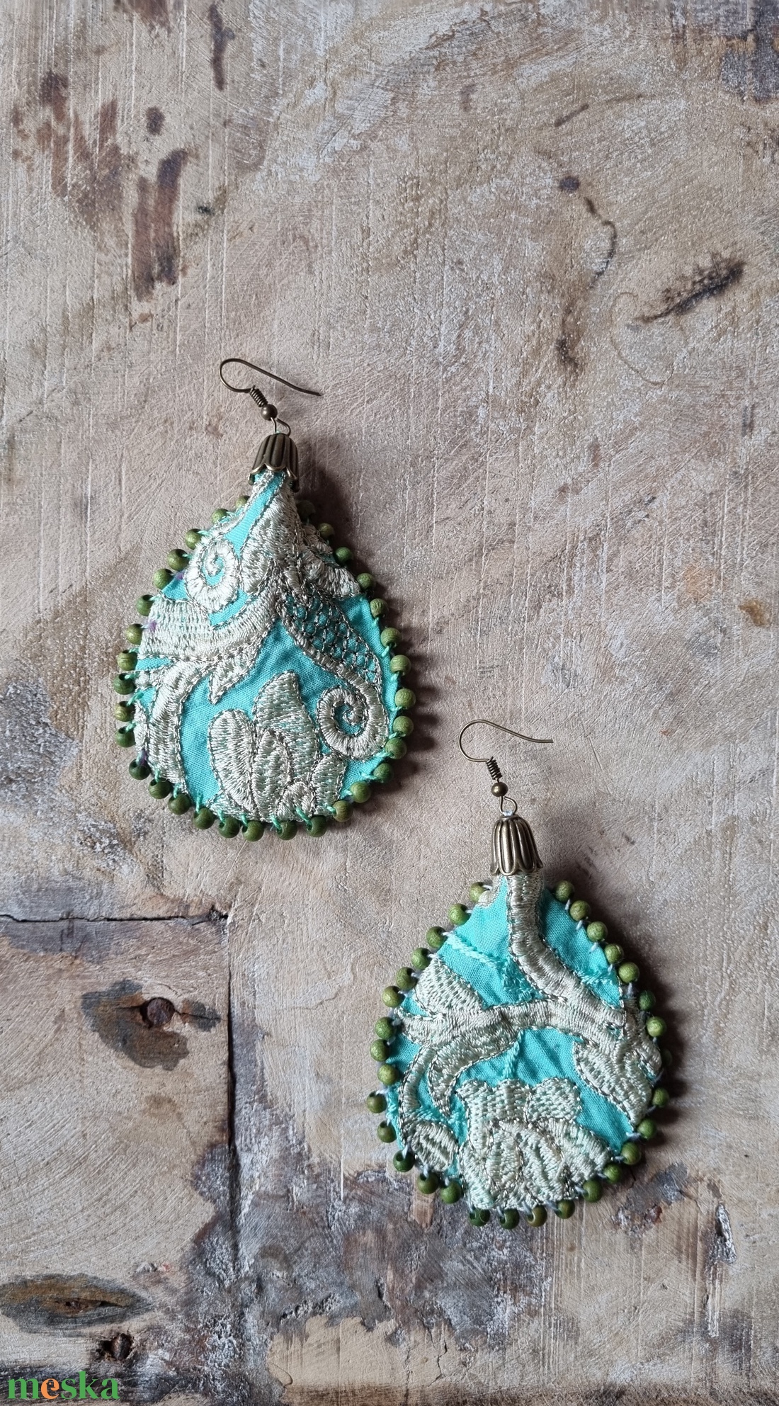 Lagúna - türkiz/bézs hímzett fülbevaló - ékszer - fülbevaló - lógó fülbevaló - Meska.hu