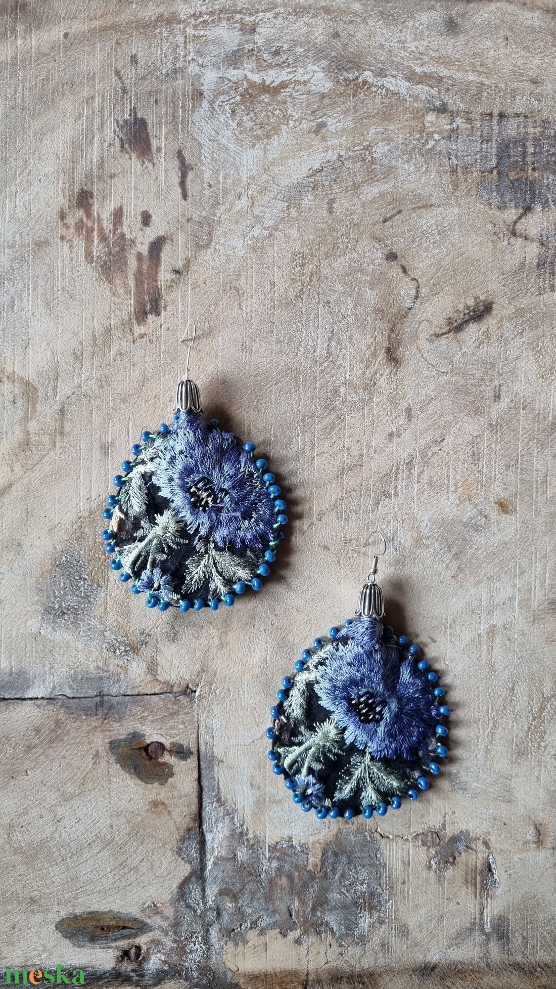 Búzavirág- kék hímzett fülbevaló - ékszer - fülbevaló - lógó fülbevaló - Meska.hu