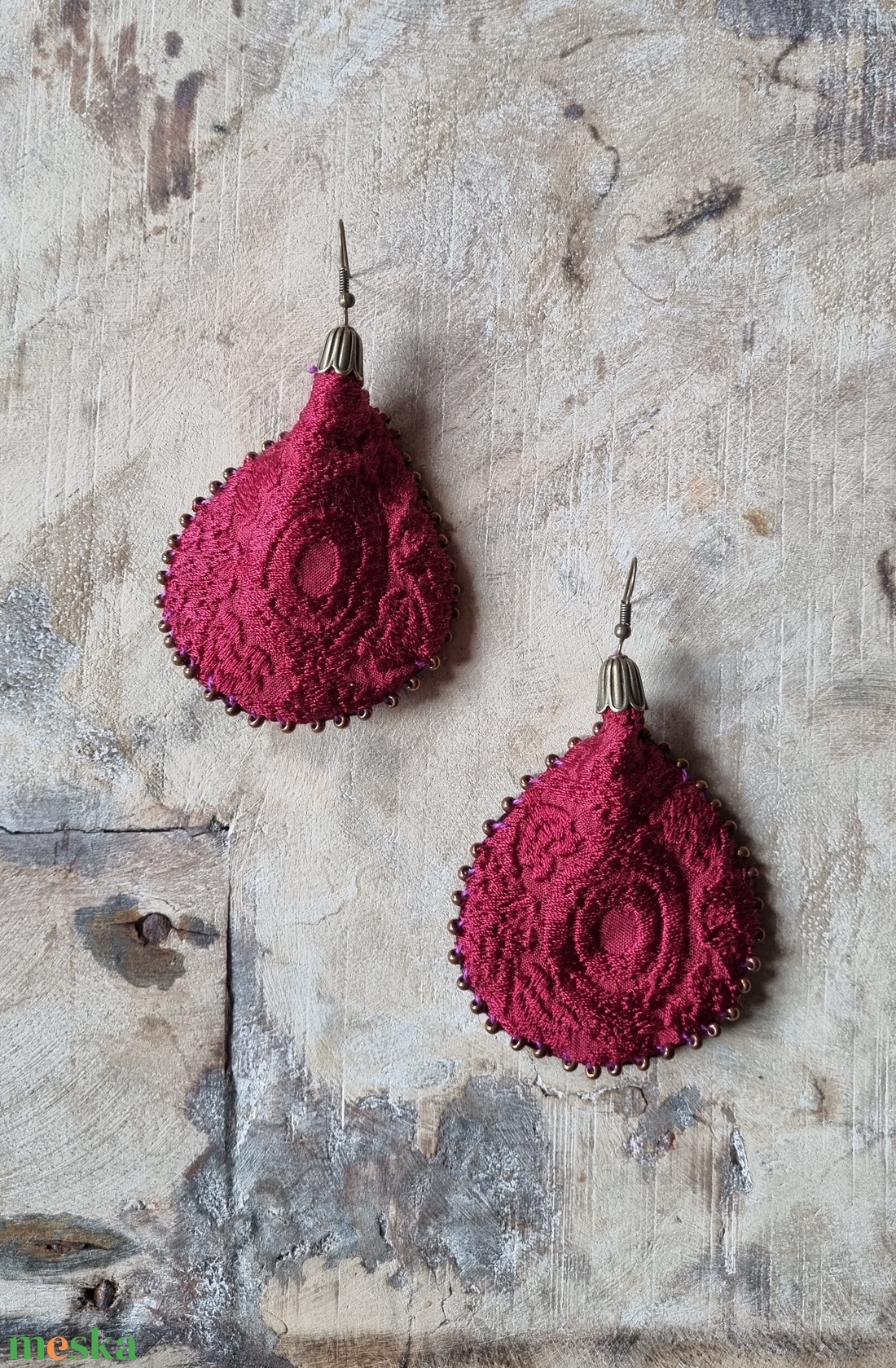 Meggybor- Burgundivörös hímzett fülbevaló - ékszer - fülbevaló - lógó fülbevaló - Meska.hu
