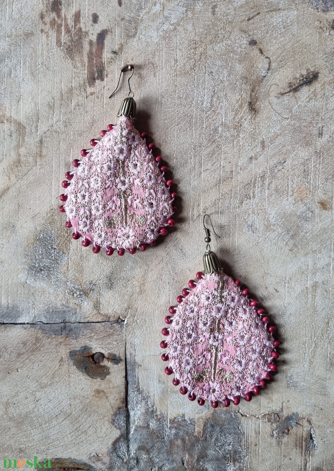 Púderszínű szél- �ózsaszín/arany hímzett fülbevaló - ékszer - fülbevaló - lógó fülbevaló - Meska.hu