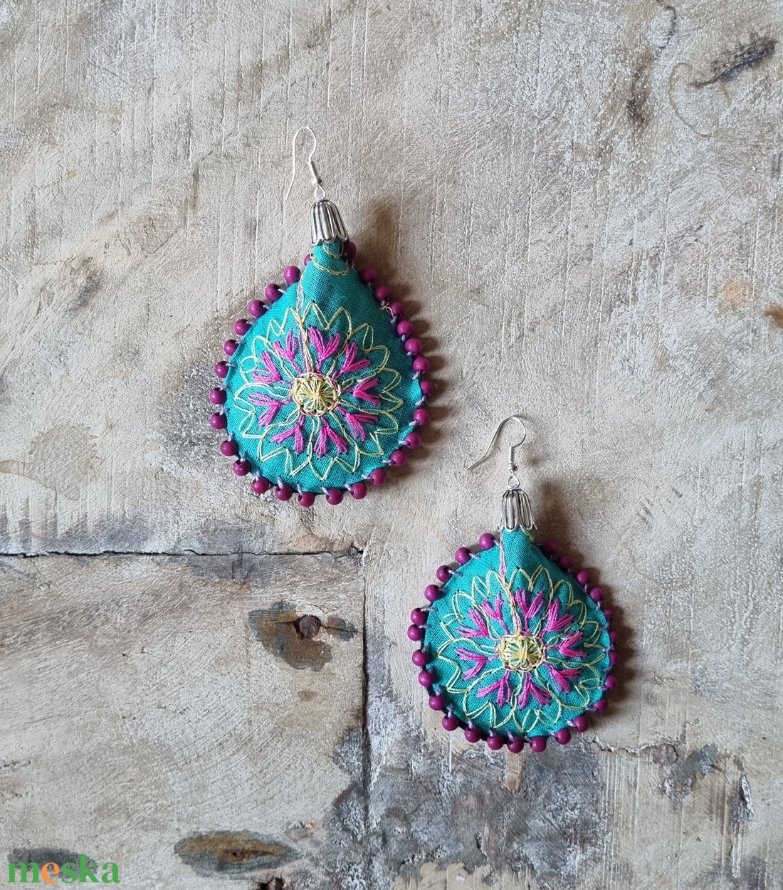 Mediterrán rózsa- pink/türkiz hímzett fülbevaló - ékszer - fülbevaló - lógó fülbevaló - Meska.hu