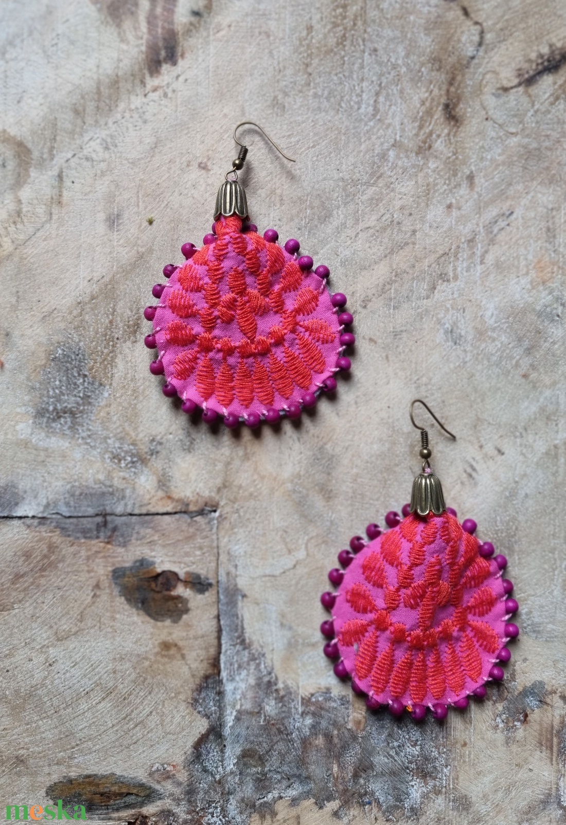 Léptek a trópuson- hímzett fülbevaló magenta/narancs - ékszer - fülbevaló - lógó fülbevaló - Meska.hu