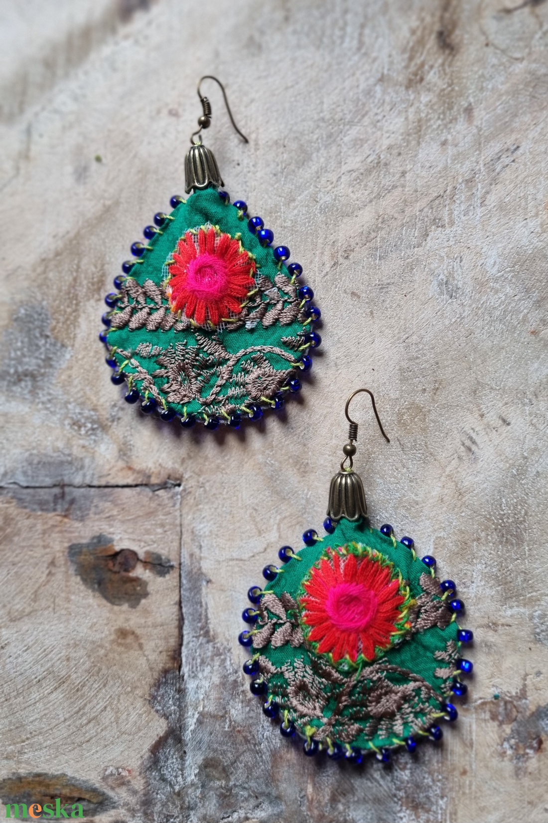 Vágyott harmónia- hímzett fülbevaló pink/zöld/kék - ékszer - fülbevaló - lógó fülbevaló - Meska.hu