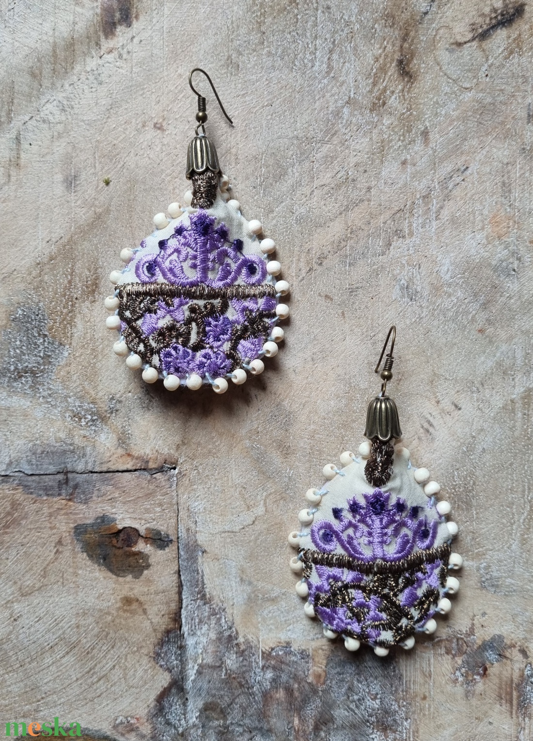 Cseppnyi estély- hímzett fülbevaló fehér/lila/bronz - ékszer - fülbevaló - lógó fülbevaló - Meska.hu