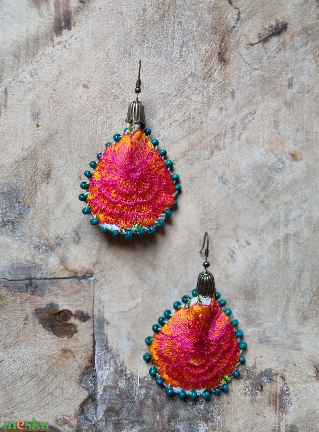 Fénylő lazac- hímzett fülbevaló pink/lazac/smaragd - ékszer - fülbevaló - lógó fülbevaló - Meska.hu