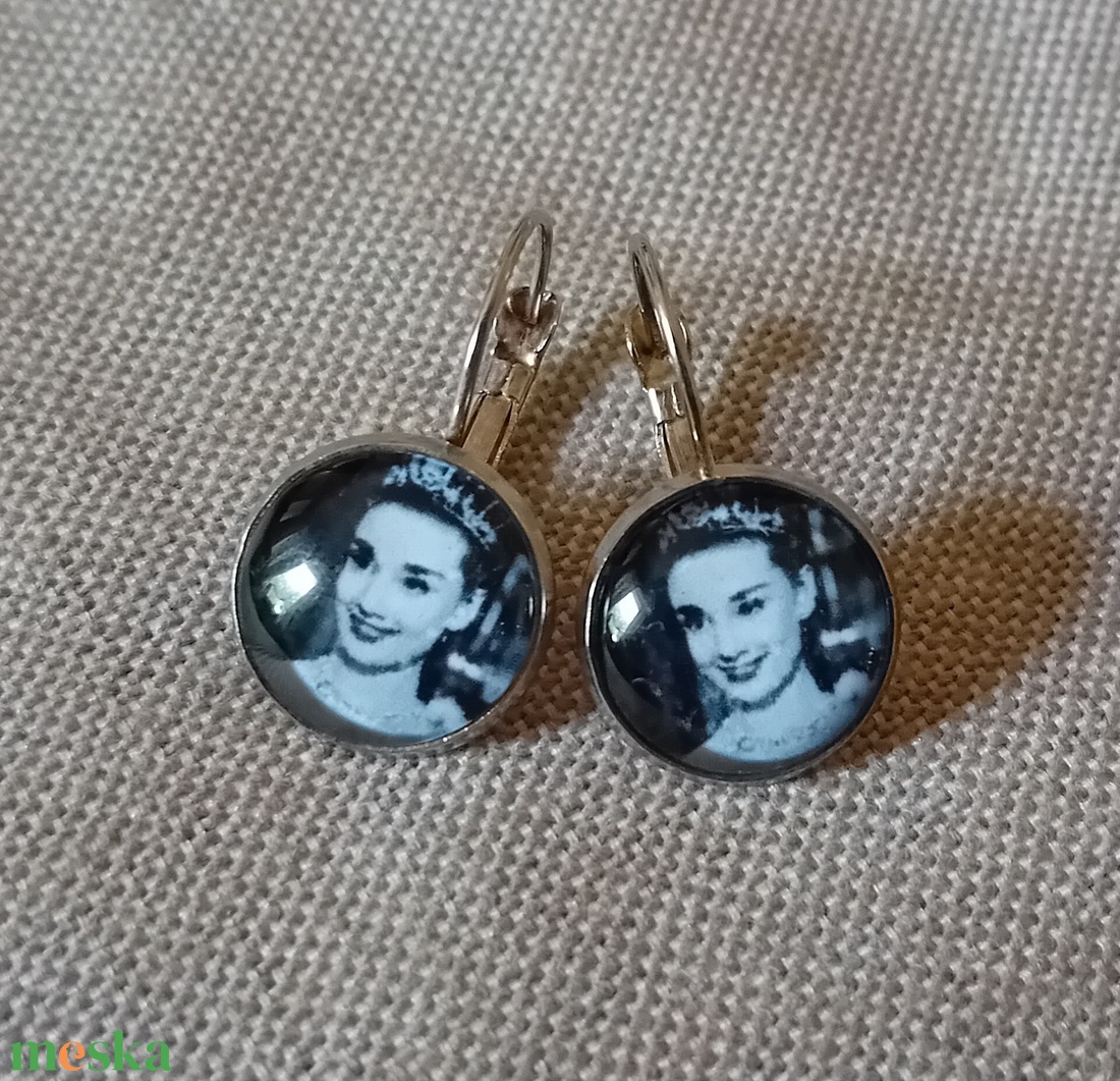 Audrey Hepburn üveglencsés fülbevaló - ékszer - fülbevaló - lógós kerek fülbevaló - Meska.hu Audrey Hepburn üveglencsés fülbevaló - ékszer - fülbevaló - lógós kerek fülbevaló - Meska.hu