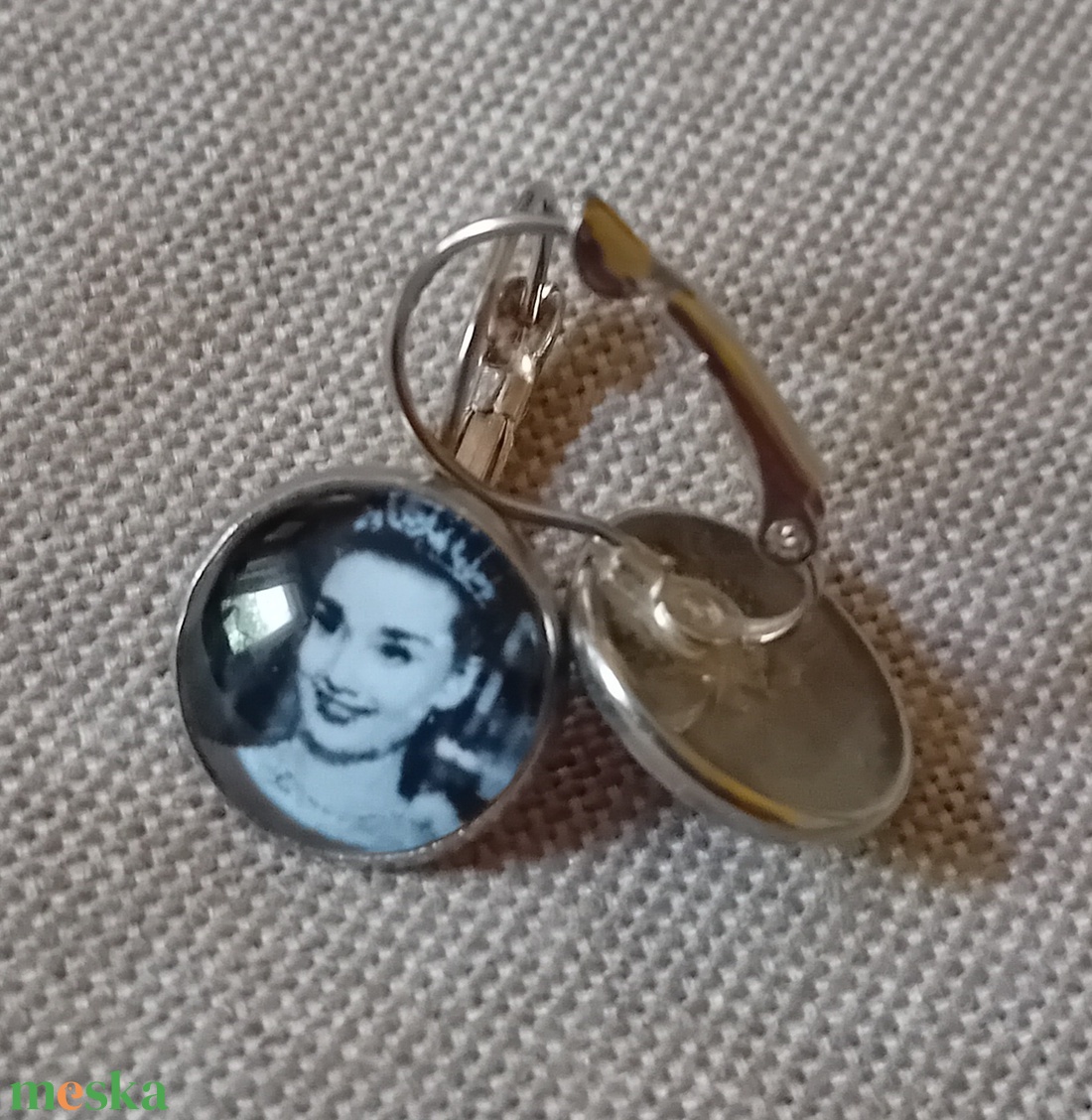 Audrey Hepburn üveglencsés fülbevaló - ékszer - fülbevaló - lógós kerek fülbevaló - Meska.hu Audrey Hepburn üveglencsés fülbevaló - ékszer - fülbevaló - lógós kerek fülbevaló - Meska.hu