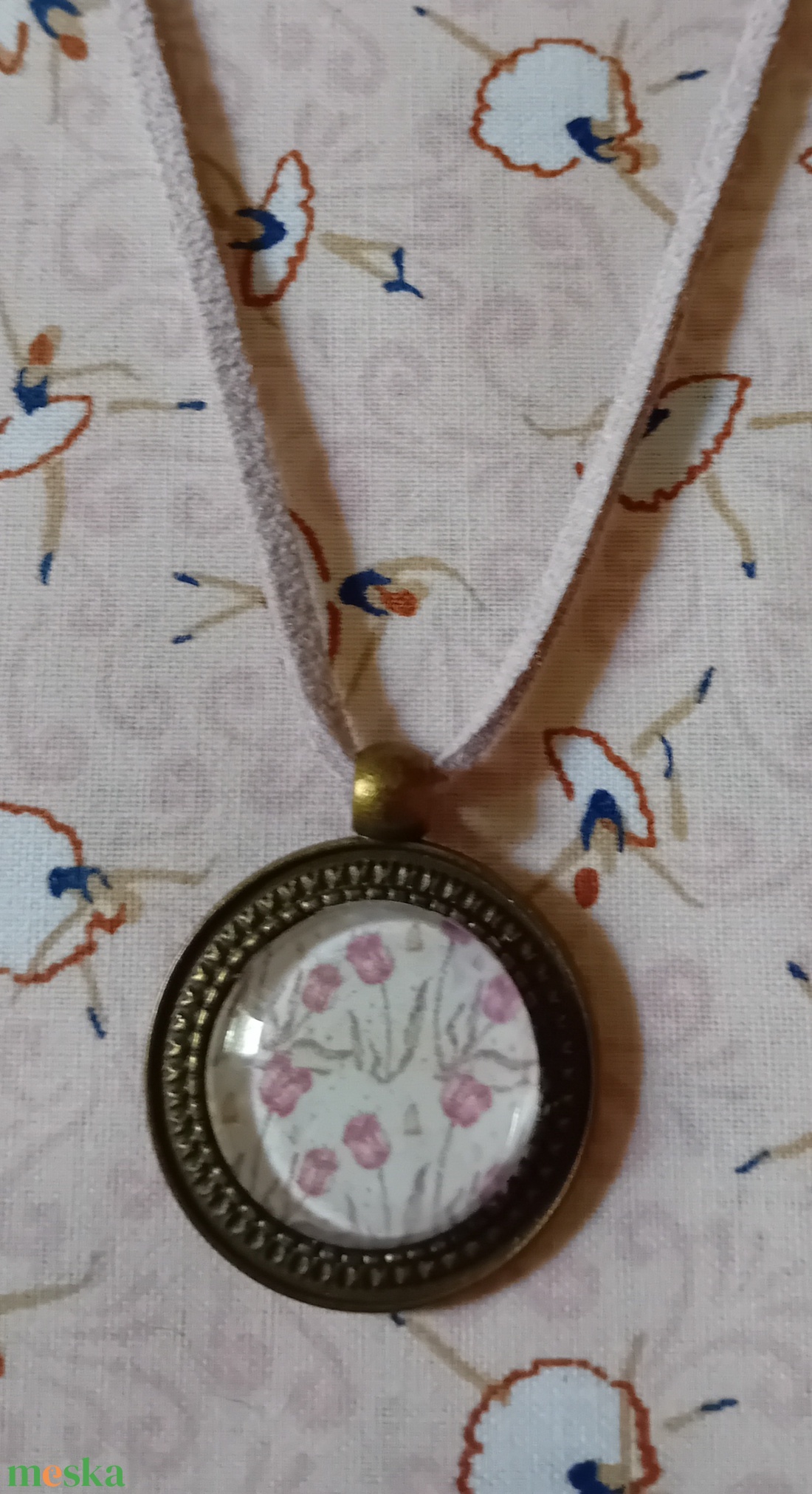 Rózsaszínű kis tulipánok üveglencsés nyaklánc - ékszer - nyaklánc - medálos nyaklánc - Meska.hu