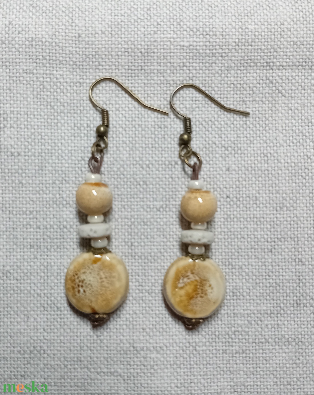 Homokszínű kerámia fülbevaló - ékszer - fülbevaló - lógó fülbevaló - Meska.hu