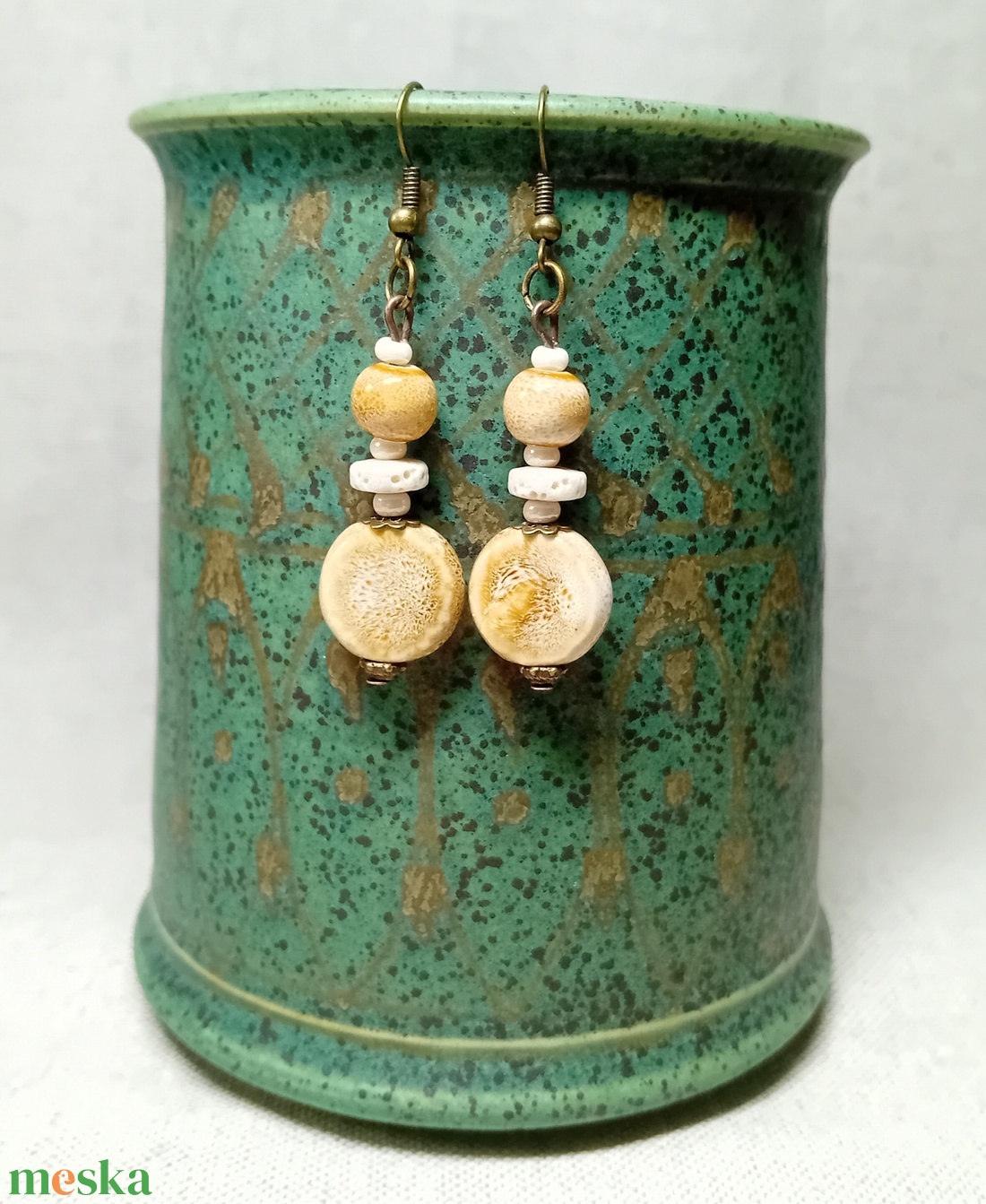 Homokszínű kerámia fülbevaló - ékszer - fülbevaló - lógó fülbevaló - Meska.hu