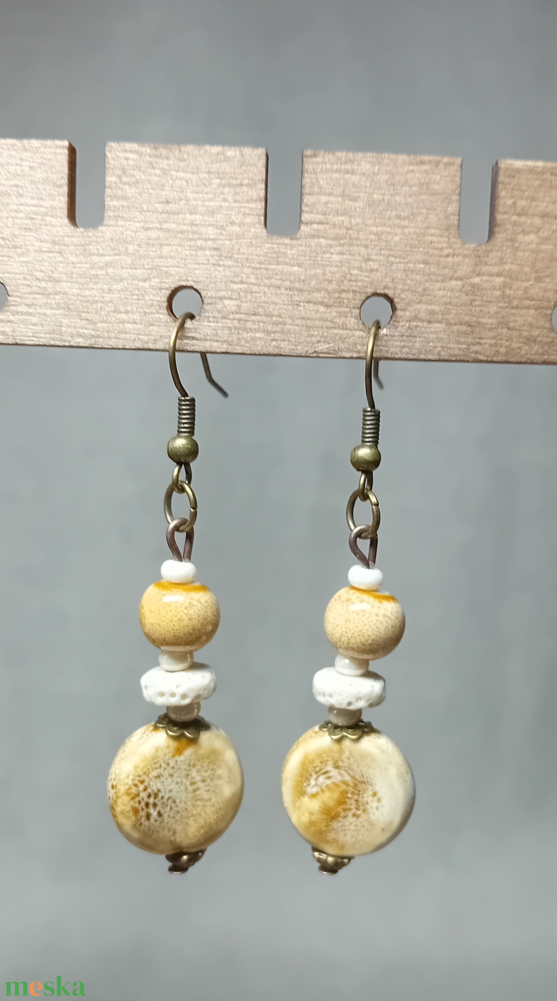 Homokszínű kerámia fülbevaló - ékszer - fülbevaló - lógó fülbevaló - Meska.hu