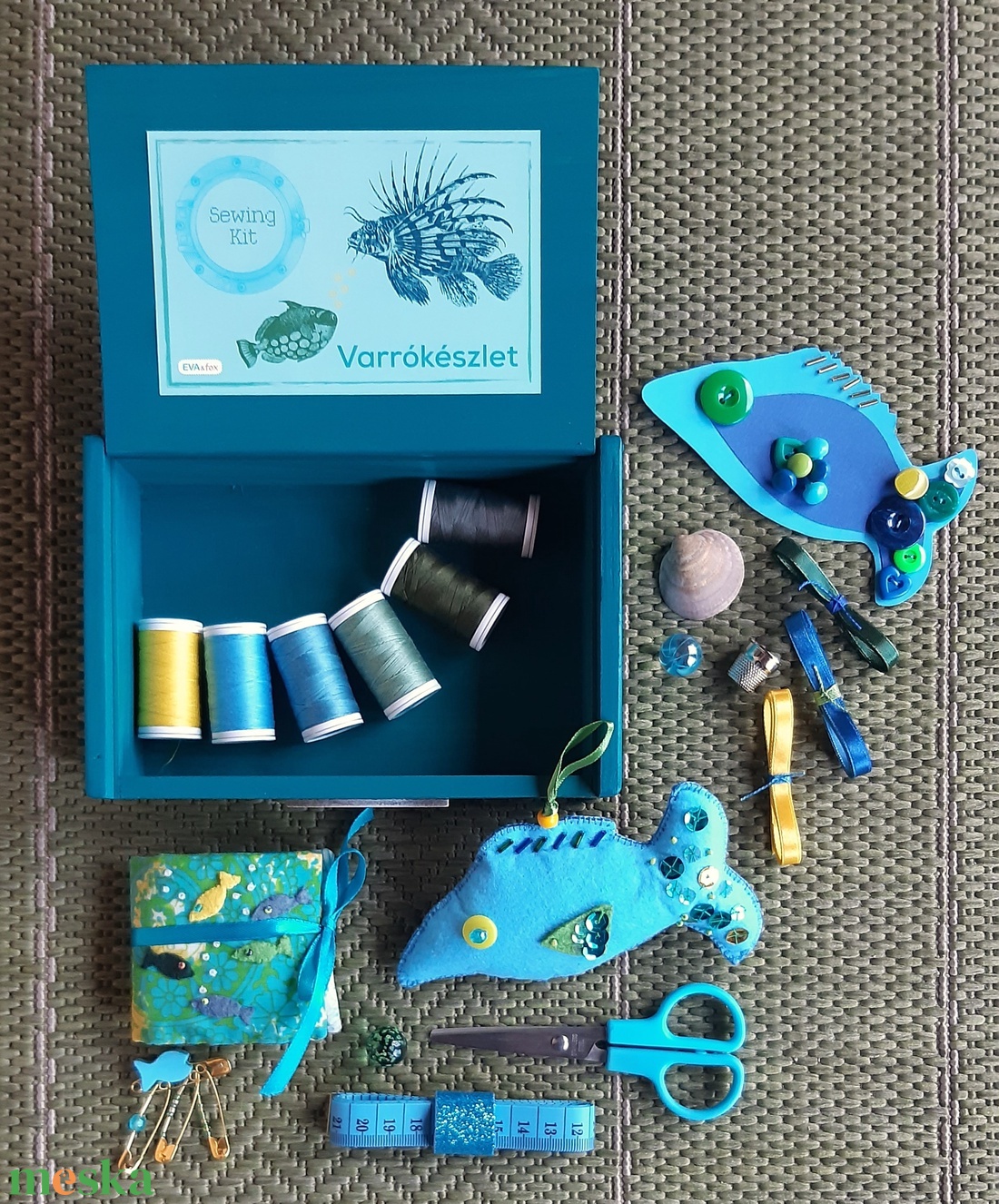 Tengeri parádé halacskás varrókészlet, kék-zöld-sárga varródoboz, halas szett fadobozban - otthon & életmód - lakástextil - varrókellék - Meska.hu
