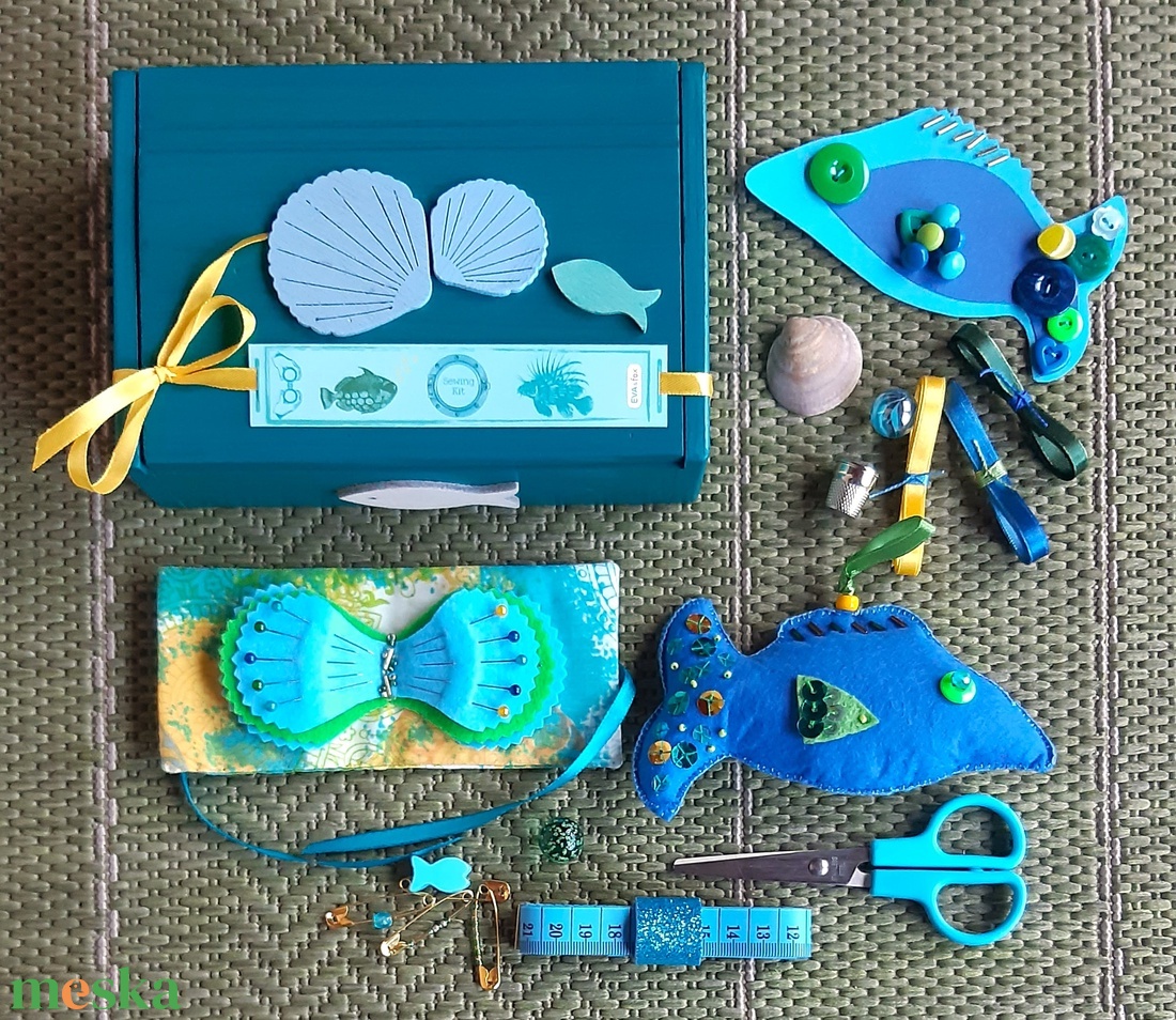Tengeri parádé halacskás varrókészlet, kék-zöld-sárga varródoboz, halas szett fadobozban - otthon & életmód - lakástextil - varrókellék - Meska.hu