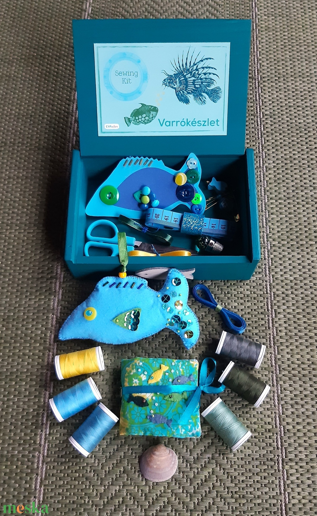 Tengeri parádé halacskás varrókészlet, kék-zöld-sárga varródoboz, halas szett fadobozban - otthon & életmód - lakástextil - varrókellék - Meska.hu