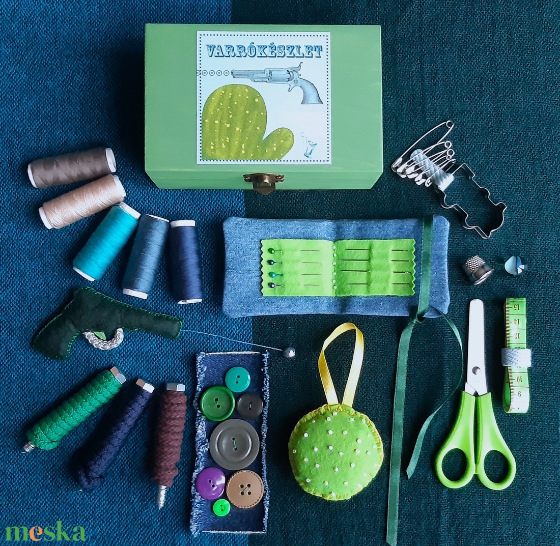 'Vadnyugati Cowboy Kaland' varrókészlet, kék-zöld-barna varródoboz, kreatív szett fadobozban, kaktusz, western - játék & sport - készségfejlesztő és logikai játék - oktató játékok - Meska.hu