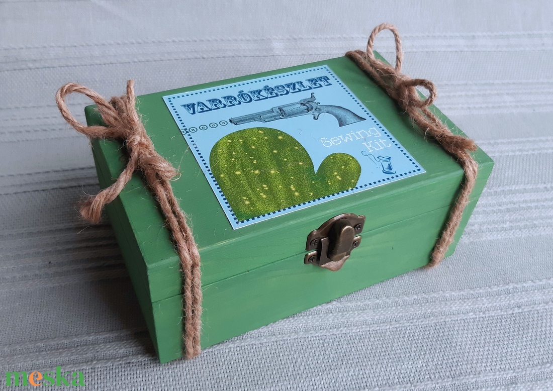 'Vadnyugati Cowboy Kaland' varrókészlet, kék-zöld-barna varródoboz, kreatív szett fadobozban, kaktusz, western - játék & sport - készségfejlesztő és logikai játék - oktató játékok - Meska.hu