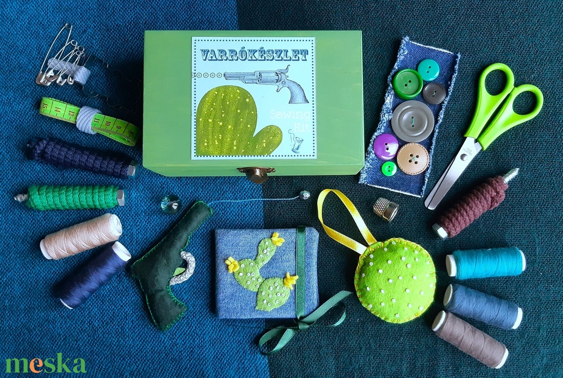 'Vadnyugati Cowboy Kaland' varrókészlet, kék-zöld-barna varródoboz, kreatív szett fadobozban, kaktusz, western - játék & sport - készségfejlesztő és logikai játék - oktató játékok - Meska.hu
