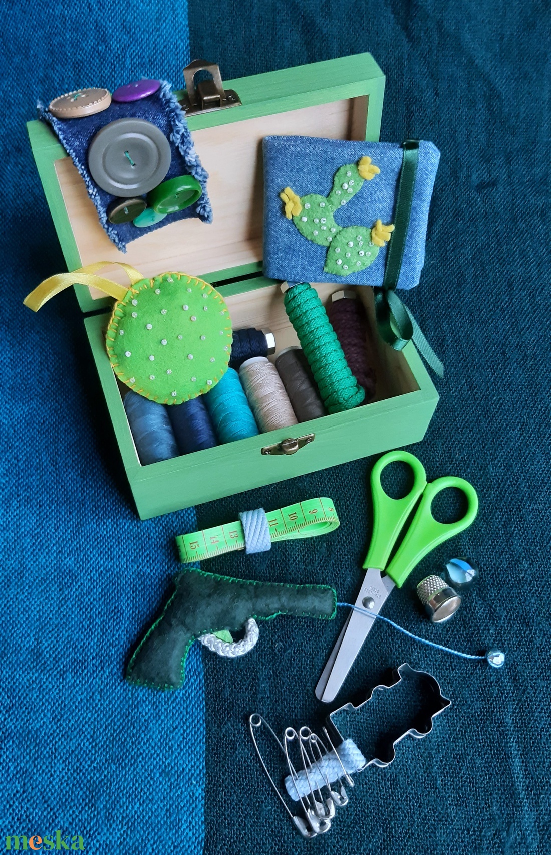 'Vadnyugati Cowboy Kaland' varrókészlet, kék-zöld-barna varródoboz, kreatív szett fadobozban, kaktusz, western - játék & sport - készségfejlesztő és logikai játék - oktató játékok - Meska.hu