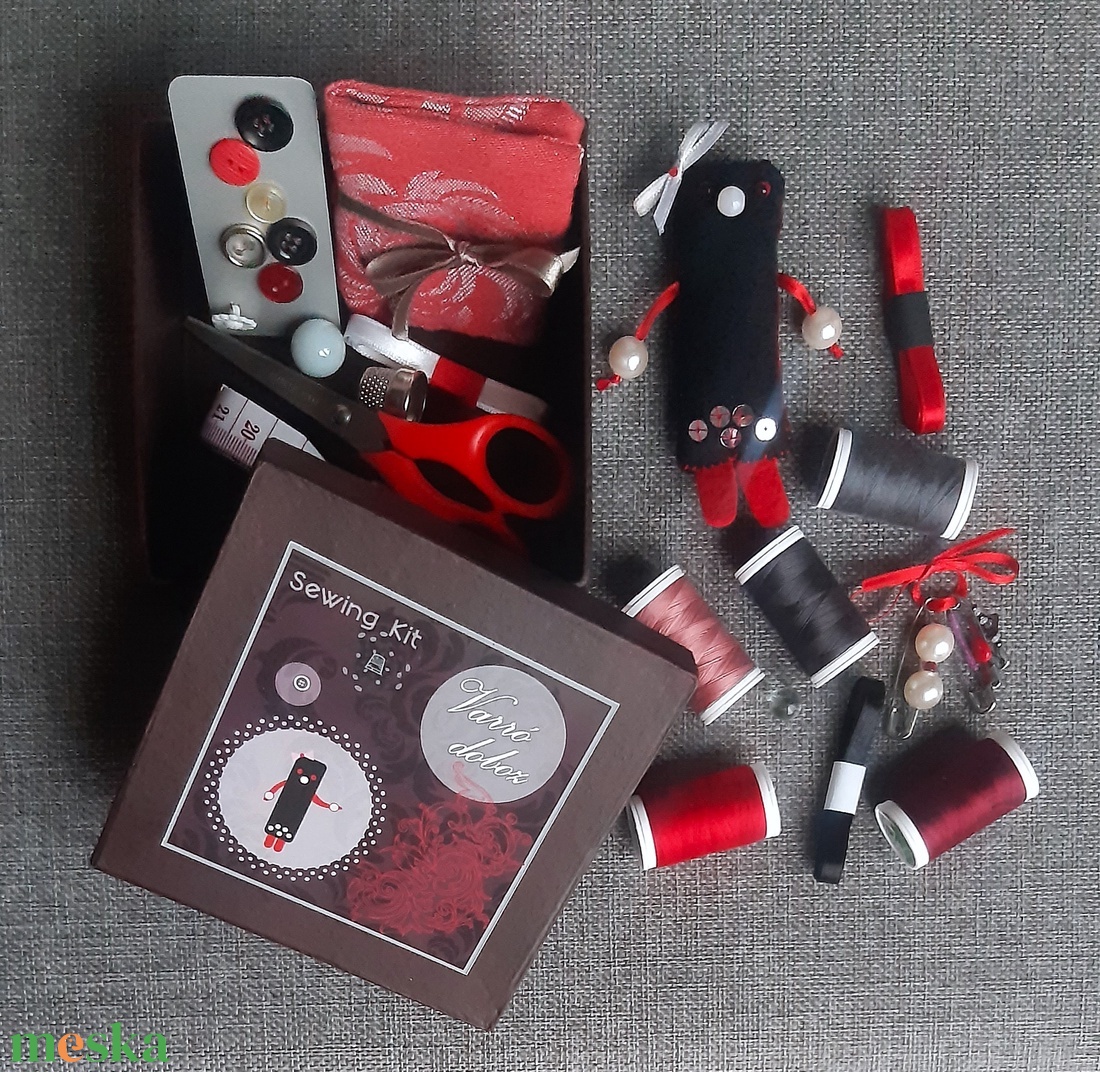 Bonini varrókészlet, fekete-piros-szürke varródoboz, kreatív szett, ajándék lányoknak - otthon & életmód - lakástextil - varrókellék - Meska.hu