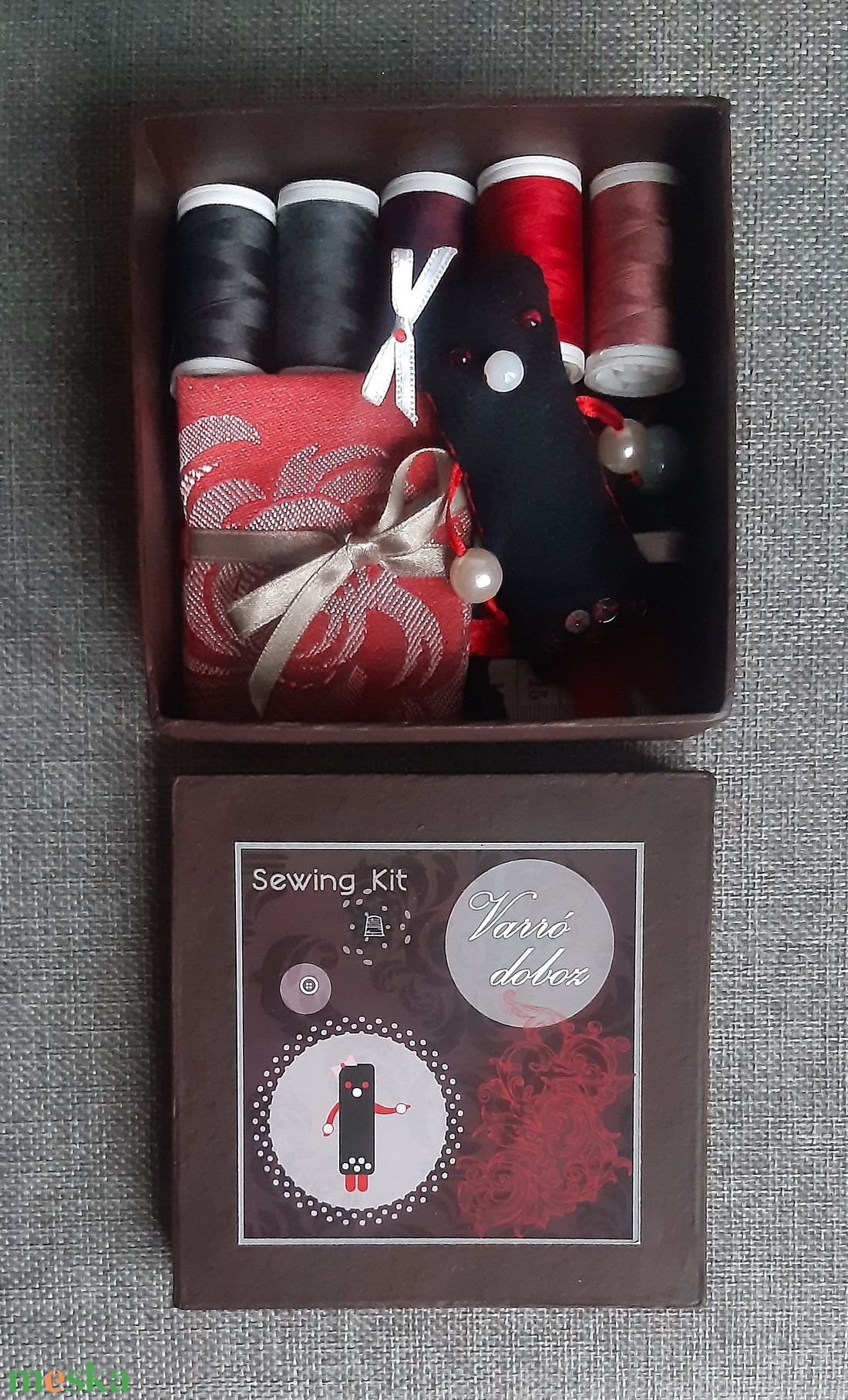 Bonini varrókészlet, fekete-piros-szürke varródoboz, kreatív szett, ajándék lányoknak - otthon & életmód - lakástextil - varrókellék - Meska.hu