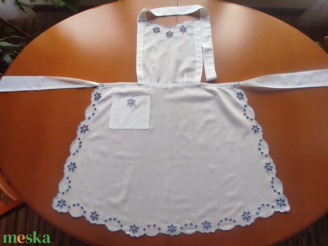 Hímzett kötény - otthon & életmód - konyhafelszerelés, tálalás - konyhai textil - kötény - Meska.hu
