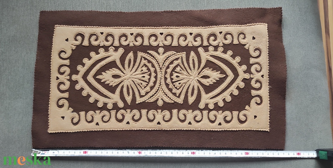 Szűrrátétes technikával készült kisterítő - otthon & életmód - dekoráció - asztal és polc dekoráció - asztaldísz - Meska.hu