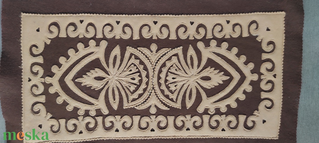 Szűrrátétes technikával készült kisterítő - otthon & életmód - dekoráció - asztal és polc dekoráció - asztaldísz - Meska.hu