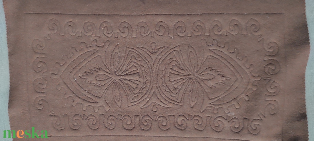 Szűrrátétes technikával készült kisterítő - otthon & életmód - dekoráció - asztal és polc dekoráció - asztaldísz - Meska.hu