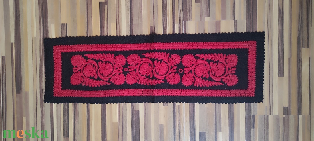 Szűrrátétes technikával készült asztali futó - otthon & életmód - dekoráció - asztal és polc dekoráció - asztaldísz - Meska.hu