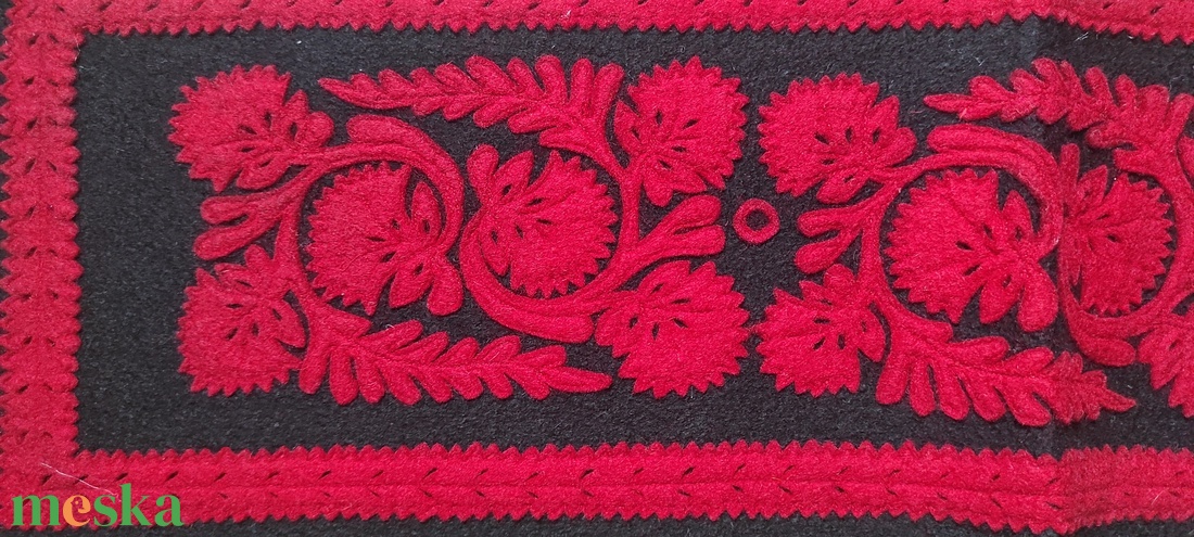 Szűrrátétes technikával készült asztali futó - otthon & életmód - dekoráció - asztal és polc dekoráció - asztaldísz - Meska.hu