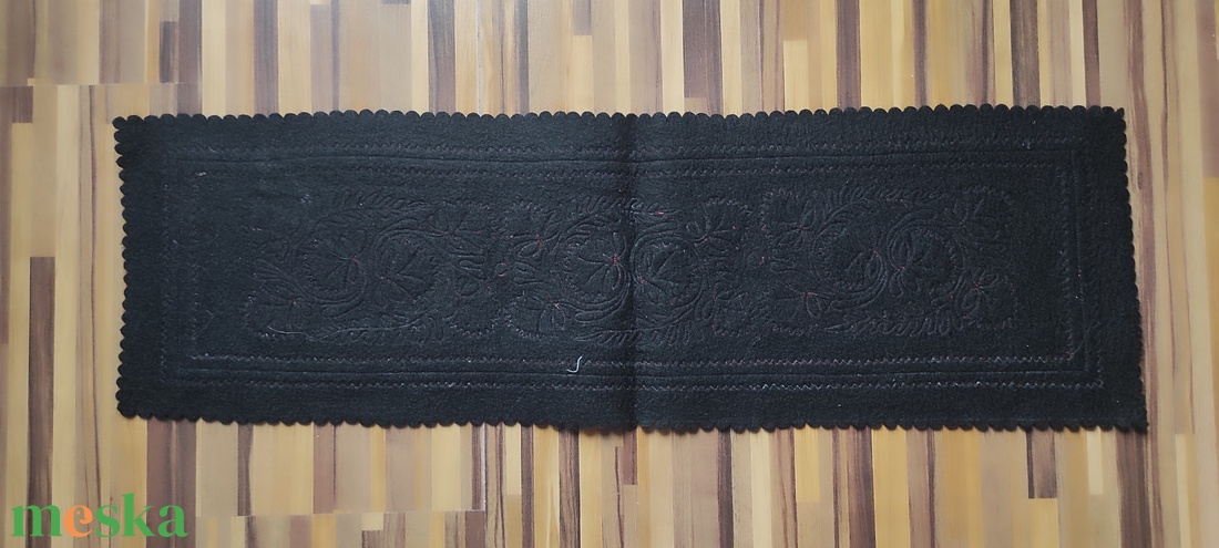 Szűrrátétes technikával készült asztali futó - otthon & életmód - dekoráció - asztal és polc dekoráció - asztaldísz - Meska.hu