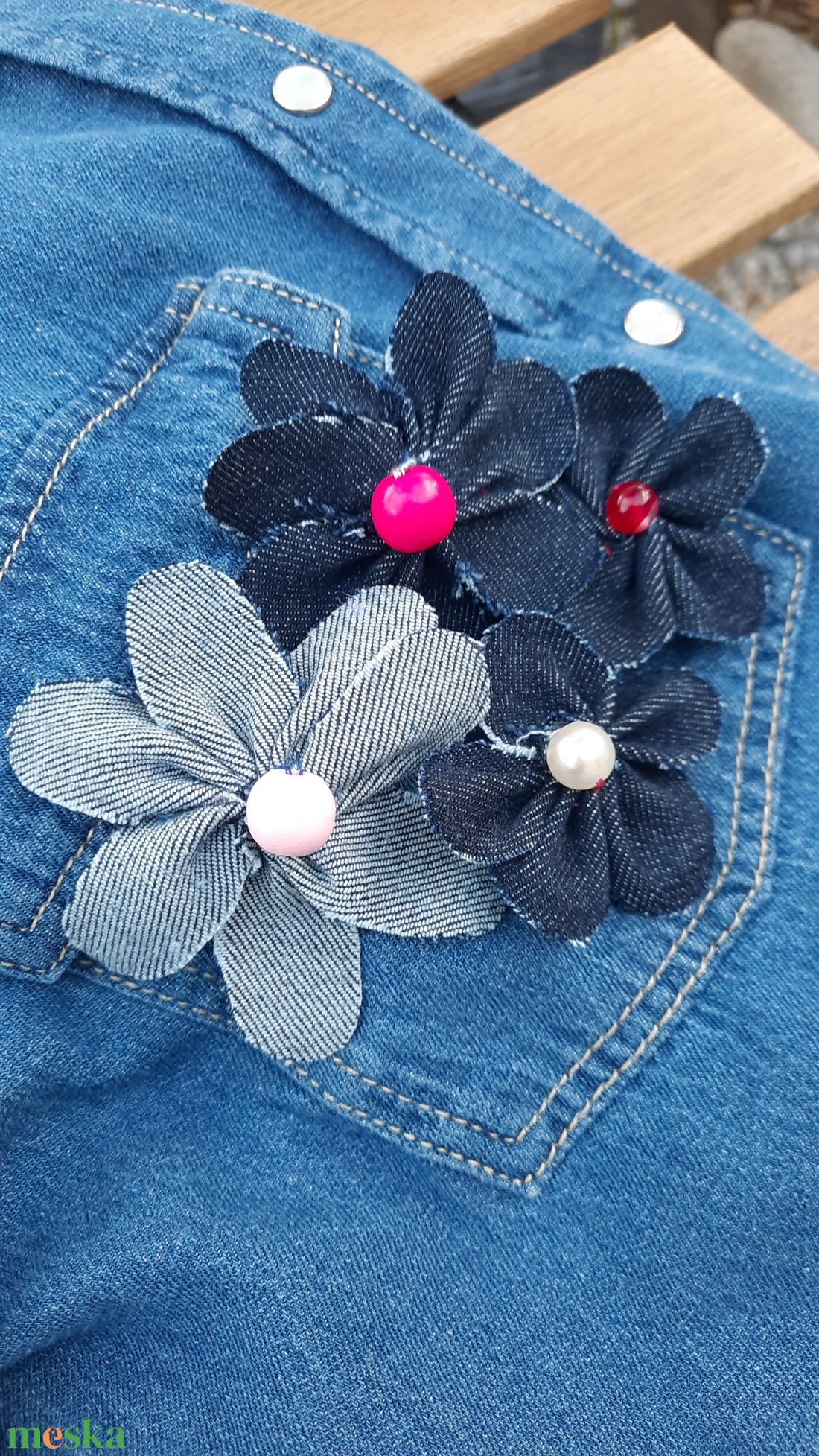 Kitűző farmerból,  nyári virágok - ékszer - kitűző és bross - Meska.hu