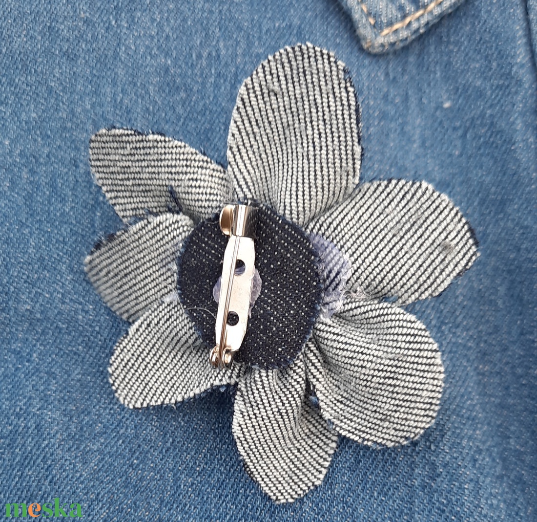Kitűző farmerból,  nyári virágok - ékszer - kitűző és bross - Meska.hu