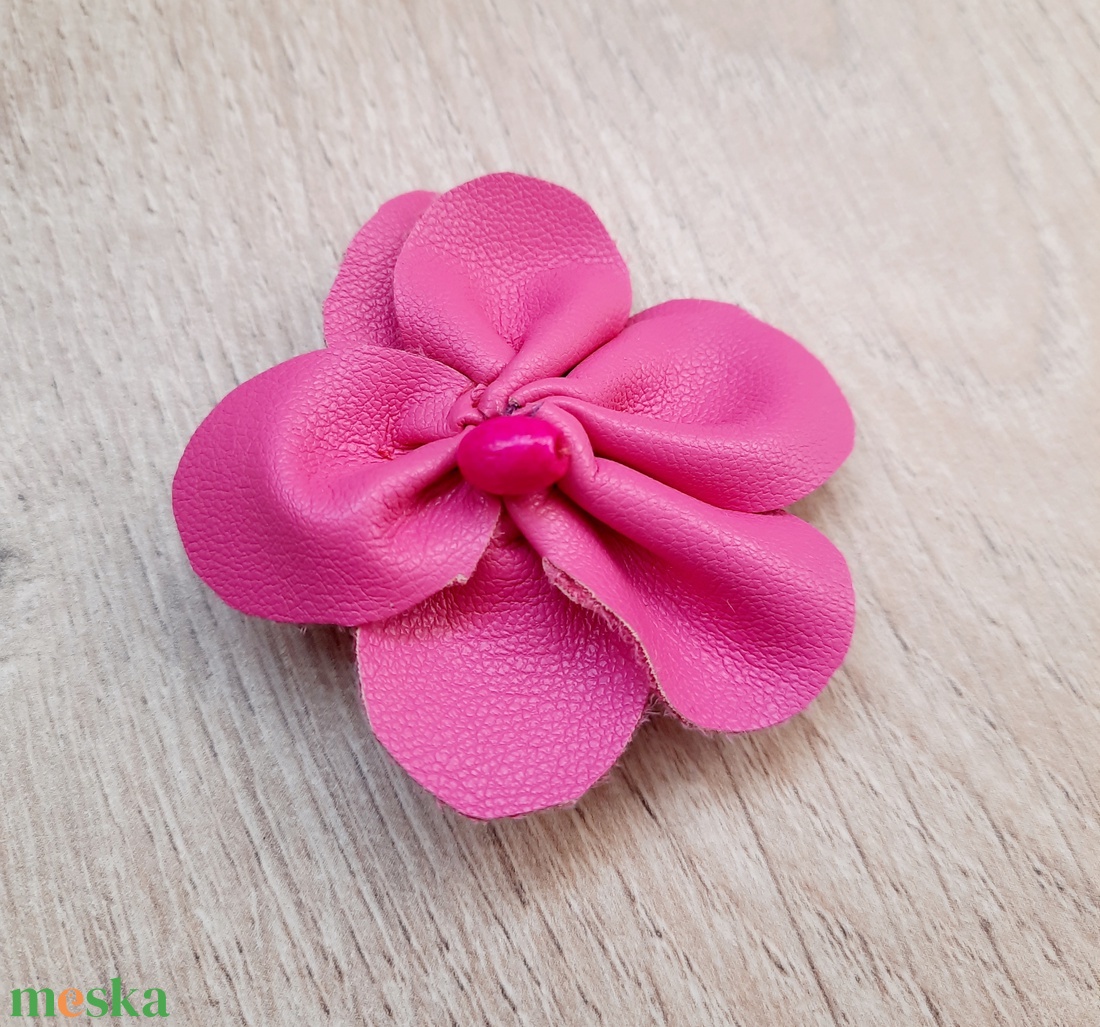 Kitűző - virág pink színben - ékszer - kitűző és bross - Meska.hu