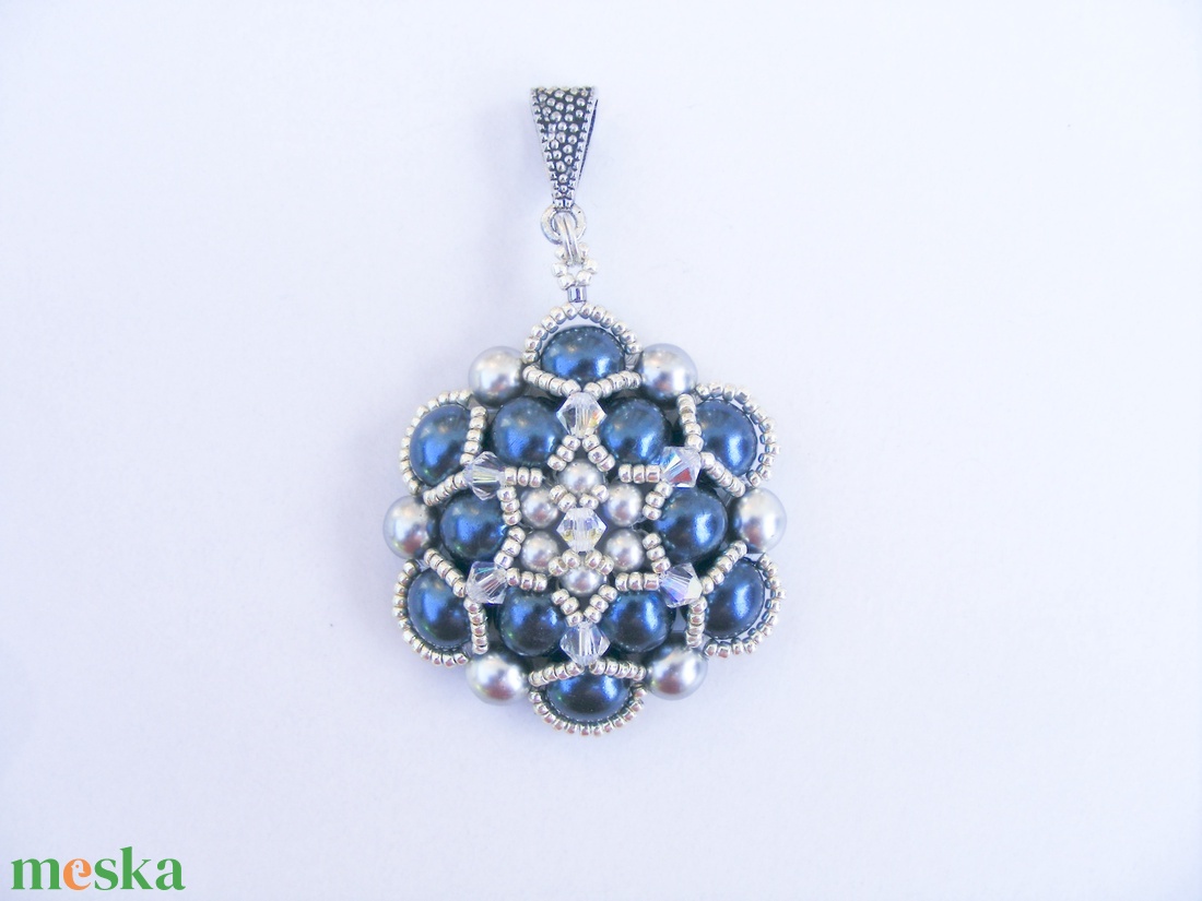 Sötétkék és ezüst színű medál - ékszer - nyaklánc - medál - Meska.hu