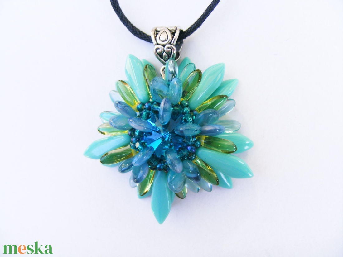 Zöldeskék virág medál - ékszer - nyaklánc - medál - Meska.hu