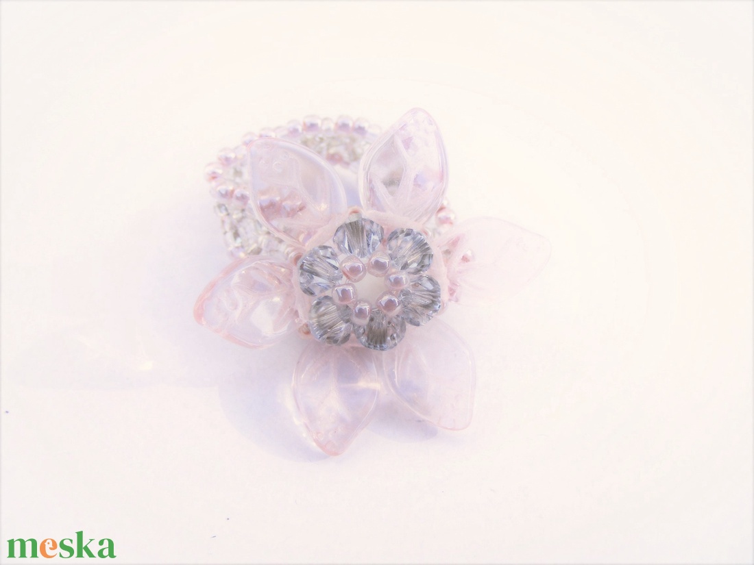 Rózsaszín színű gyöngyből készült virág alakú gyűrű - ékszer - gyűrű - gyöngyös gyűrű - Meska.hu