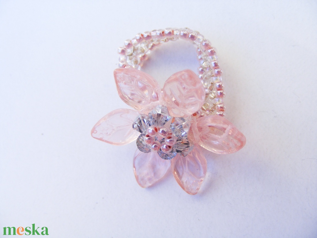 Rózsaszín színű gyöngyből készült virág alakú gyűrű - ékszer - gyűrű - gyöngyös gyűrű - Meska.hu